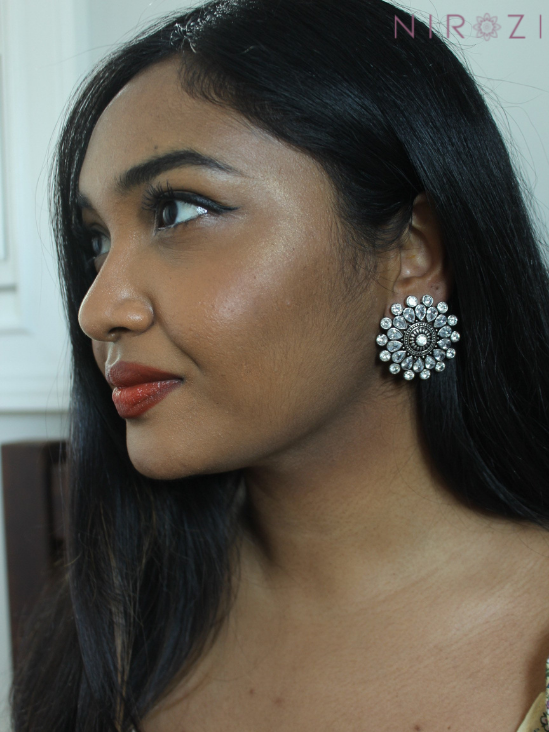 Chameli Stud Earrings - Nirozi