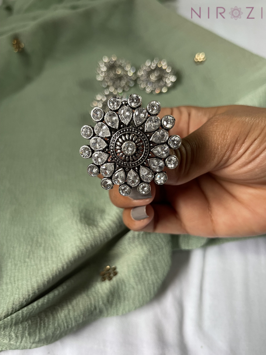 Chameli Stud Earrings - Nirozi